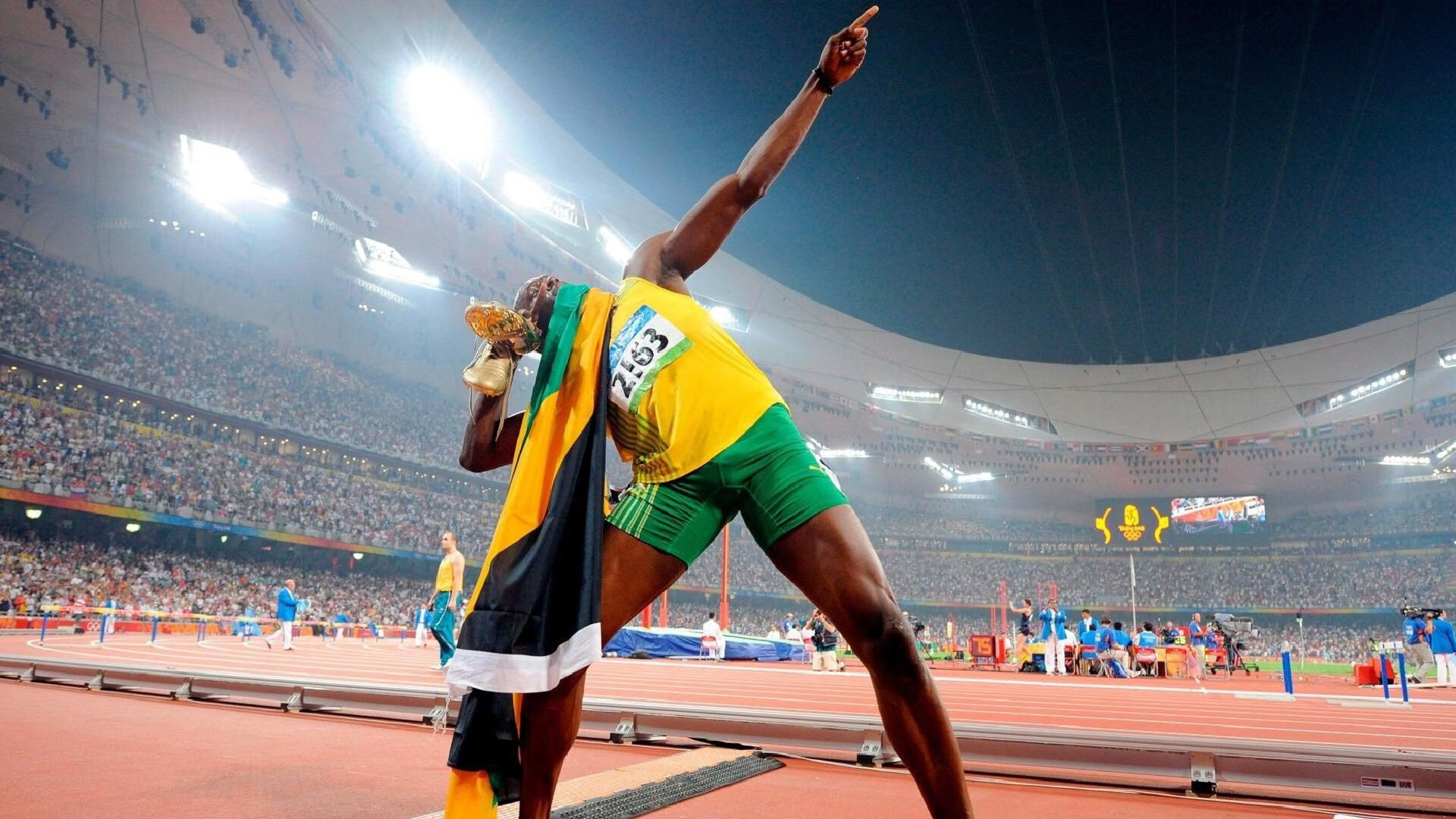 主教练在训练中重点布置角球战术提升定位球得分效率，足球角球球员站位